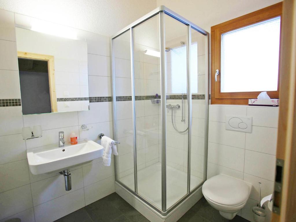 Koupelna v ubytování Chalet Chloé by Interhome