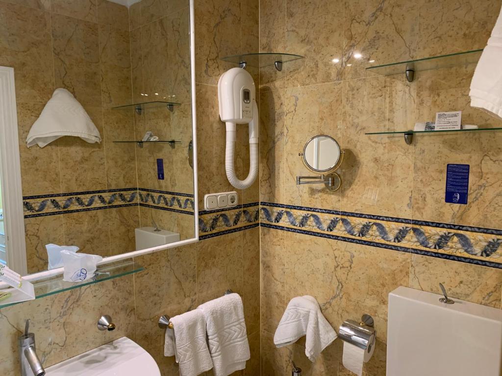 a bathroom with a sink and a mirror at Hotel Paraíso Del Mar in Nerja