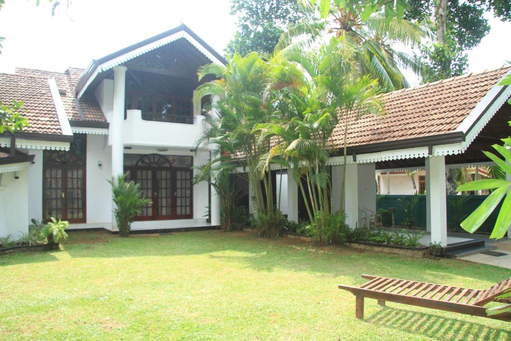 una casa con una panchina davanti di Villa Taprobane a Negombo
