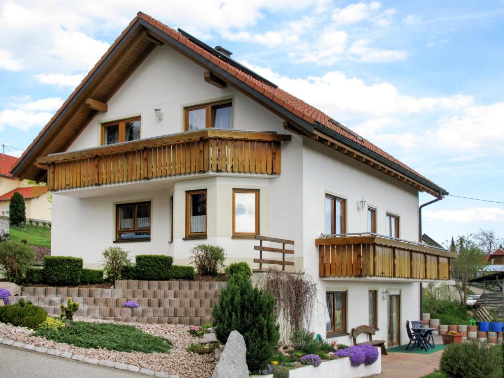 een groot wit huis met een houten dak bij Apartment Alpenblick by Interhome in Brenden