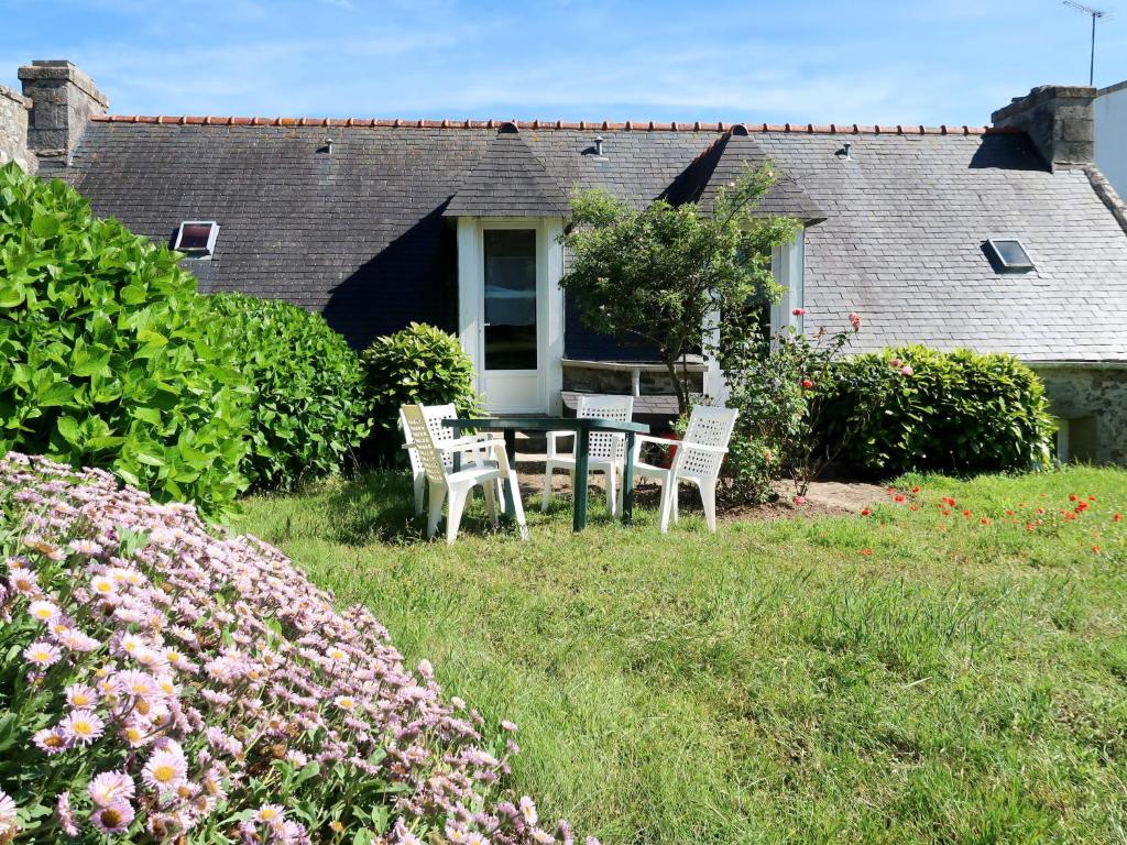 PlozévetにあるHoliday Home Les Hortensias - PZV107 by Interhomeの庭のテーブルと椅子付きの家