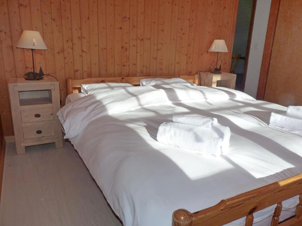 Postel nebo postele na pokoji v ubytování Apartment Frênes by Interhome