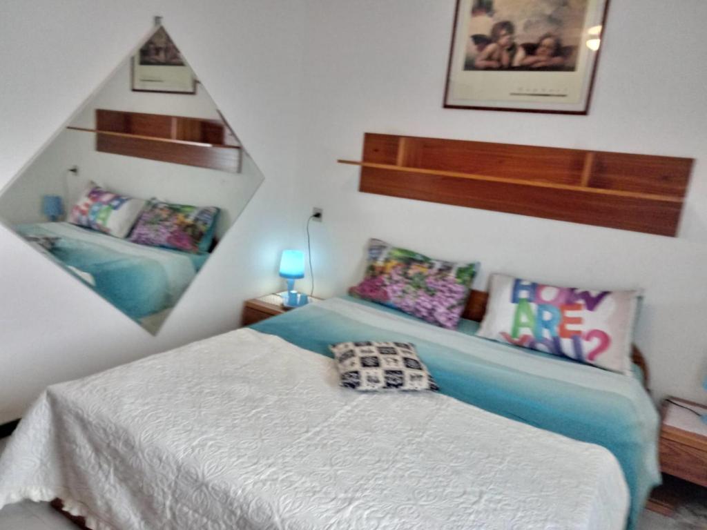 阿巴雷拉島的住宿－RESIDENZA DI SANDRA，一间小卧室,配有一张床和一个楼梯