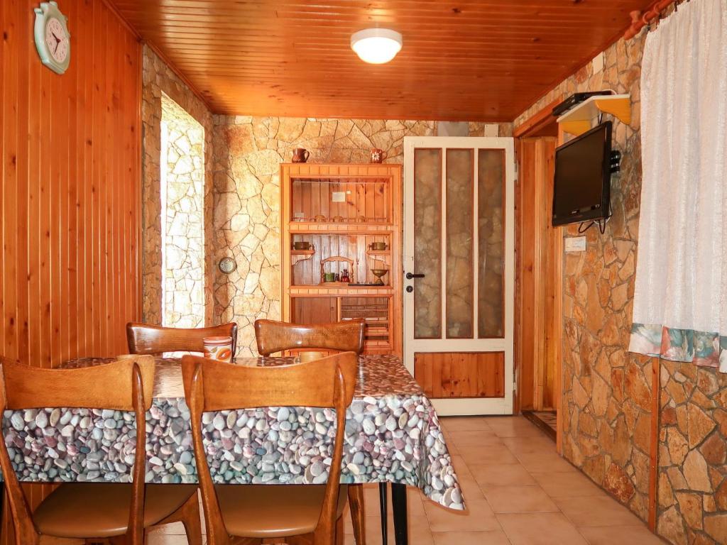 Kuchyň nebo kuchyňský kout v ubytování Apartment Visnja-2 by Interhome