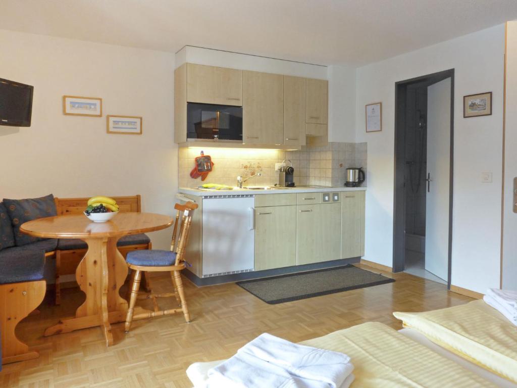 cocina y sala de estar con mesa en Apartment Rose Studio Y by Interhome, en Wengen