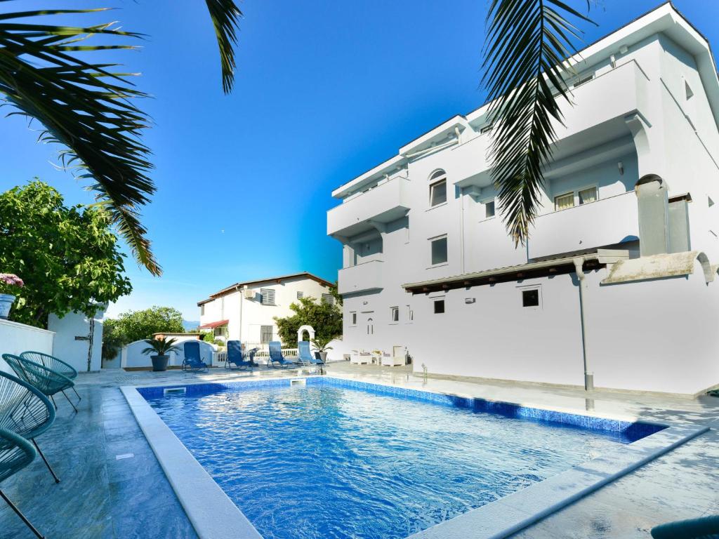 uma piscina em frente a um edifício em Apartment Jadran - NIN121 by Interhome em Nin