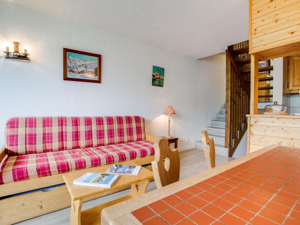 un salon avec un canapé et une table dans l'établissement Apartment Brelin La Challe 635 by Interhome, aux Menuires