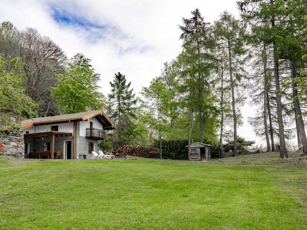 dom na wzgórzu z trawnikiem w obiekcie Holiday Home Baita Nini by Interhome w mieście Trarego