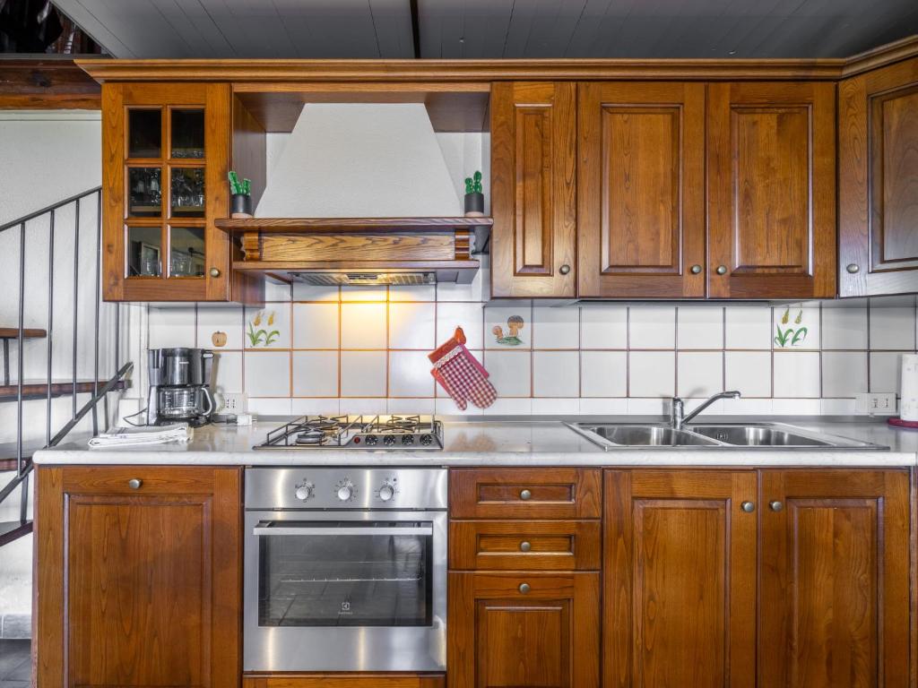 Kuchnia lub aneks kuchenny w obiekcie Holiday Home Baita Nini by Interhome