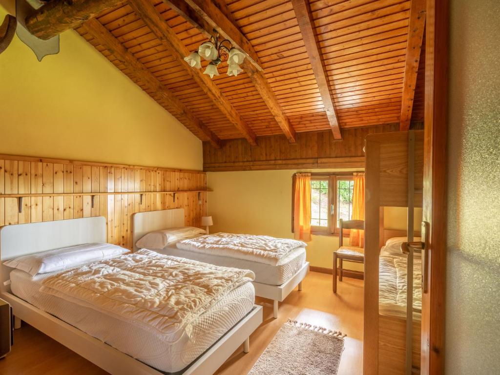 Łóżko lub łóżka w pokoju w obiekcie Holiday Home Baita Nini by Interhome
