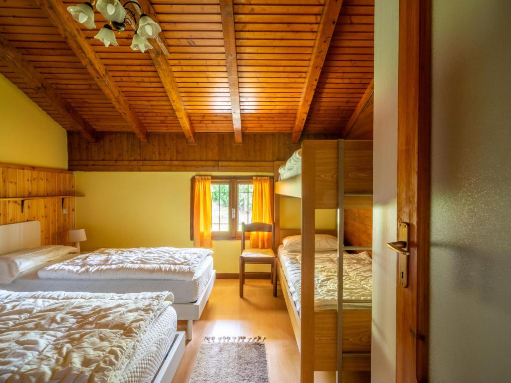 Łóżko lub łóżka w pokoju w obiekcie Holiday Home Baita Nini by Interhome