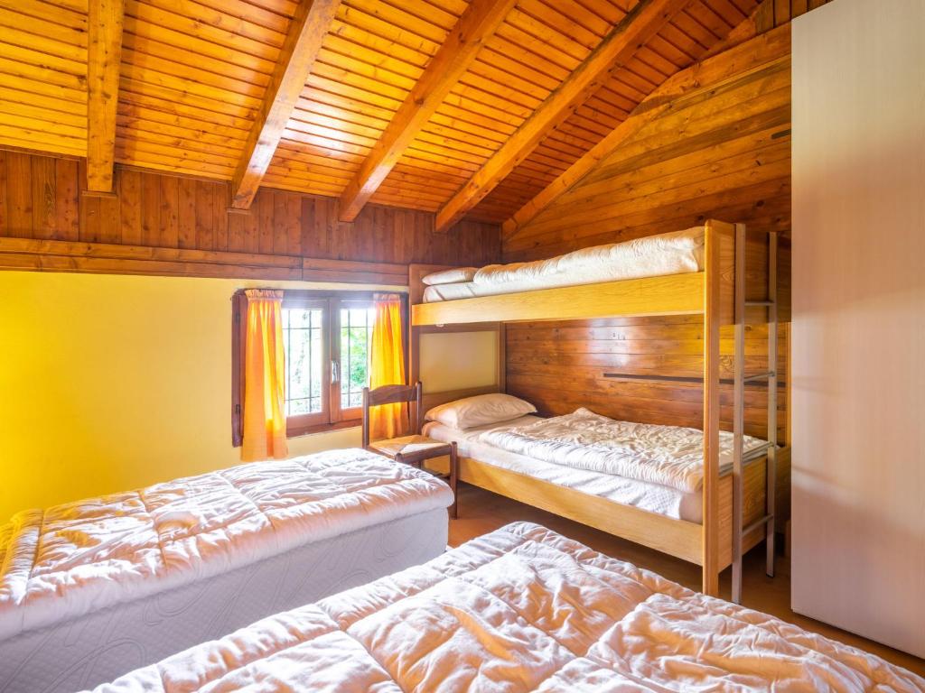 Łóżko lub łóżka w pokoju w obiekcie Holiday Home Baita Nini by Interhome