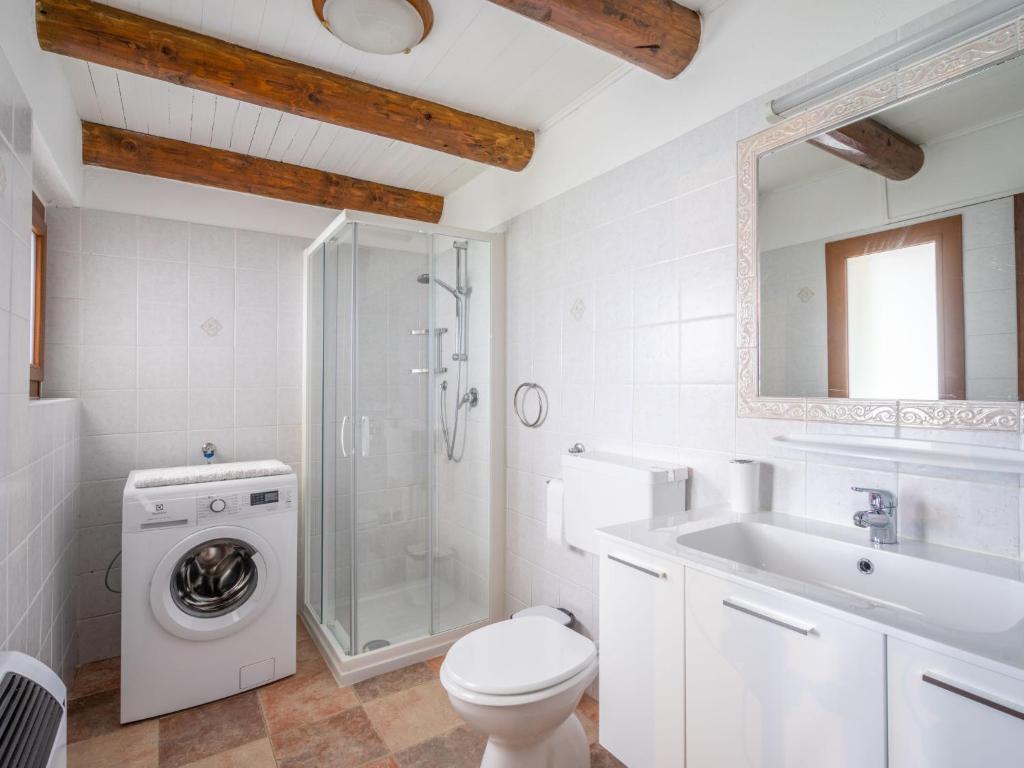 Łazienka w obiekcie Holiday Home Baita Nini by Interhome