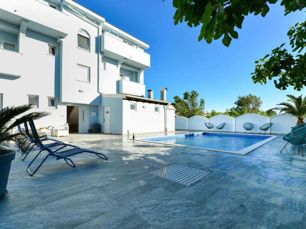 Bazén v ubytovaní Apartment Jadran-1 by Interhome alebo v jeho blízkosti