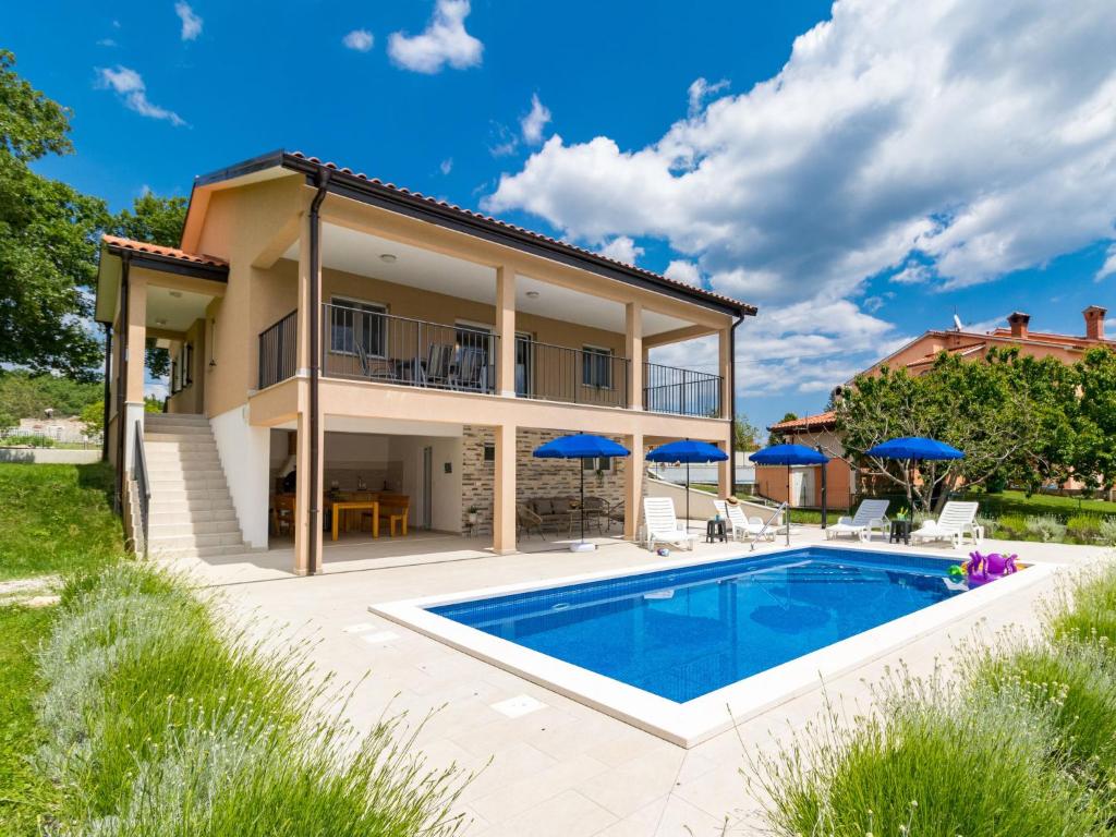 une villa avec une piscine et une maison dans l'établissement Holiday Home Marina - LBN411 by Interhome, à Labin
