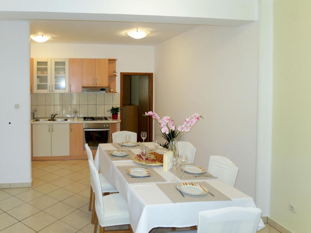 Kuchyň nebo kuchyňský kout v ubytování Apartment Toni-2 by Interhome
