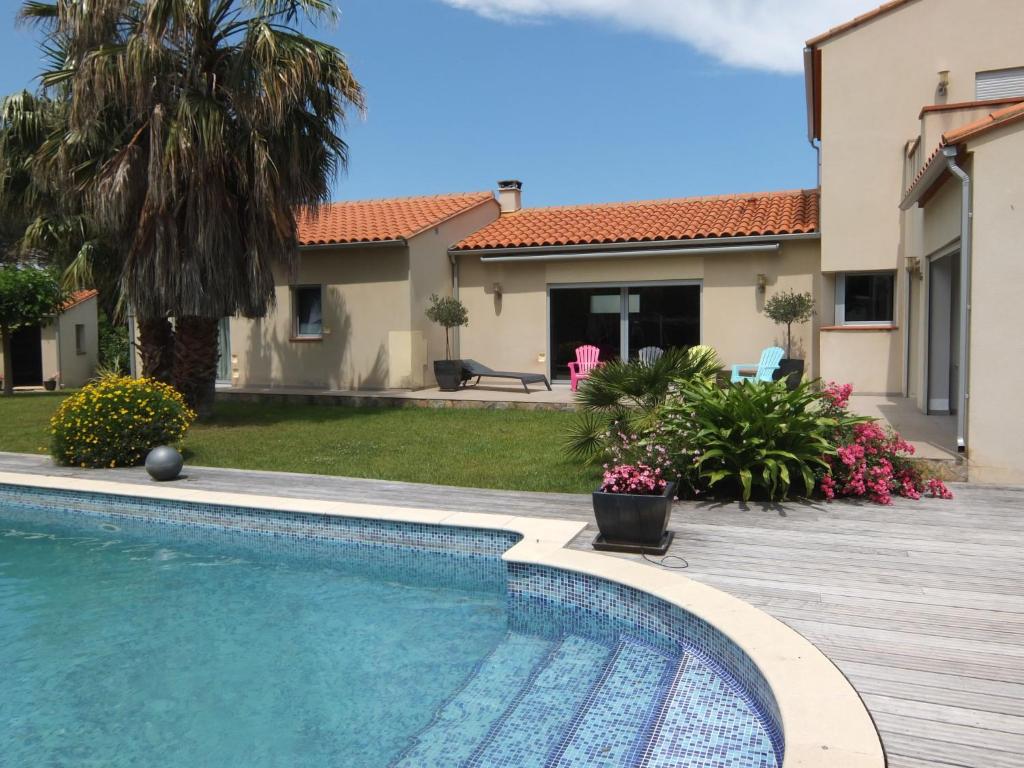 una piscina en un patio con una casa en Villa Villa Lavande by Interhome, en Laroque-des-Albères