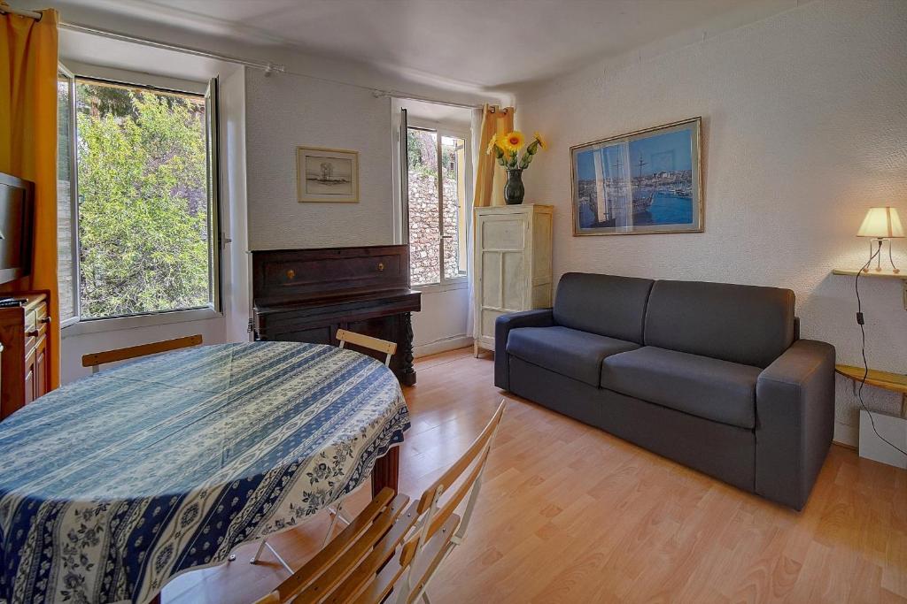 un salon avec un canapé et une table dans l'établissement IMMOGROOM - 5 min from beaches - Suquet - AC, à Cannes