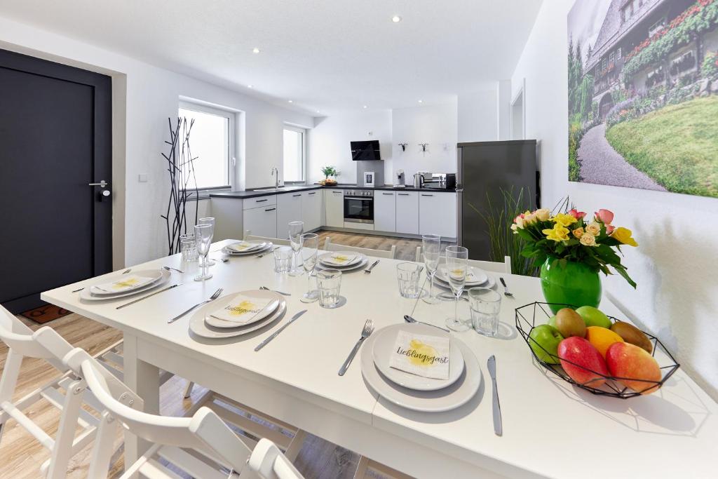 - une table à manger blanche avec un bol de fruits dans l'établissement Wohnung 14 - ohne Auto in den Europa-Park, à Ringsheim