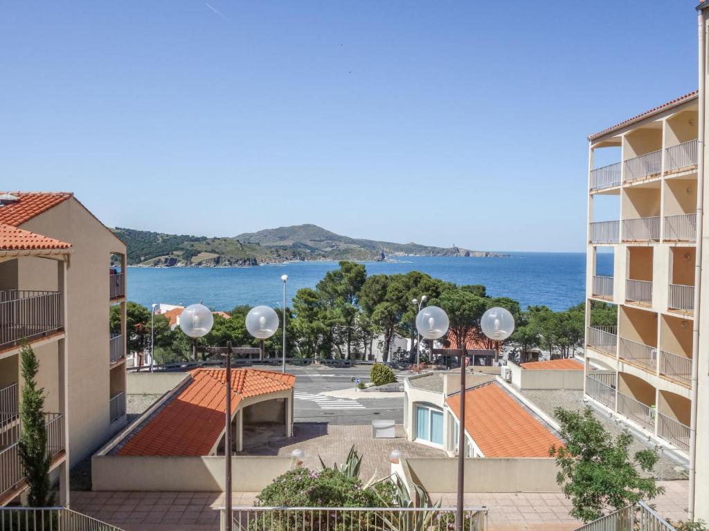 une vue sur l'océan depuis un immeuble dans l'établissement Apartment Thalacap by Interhome, à Banyuls-sur-Mer