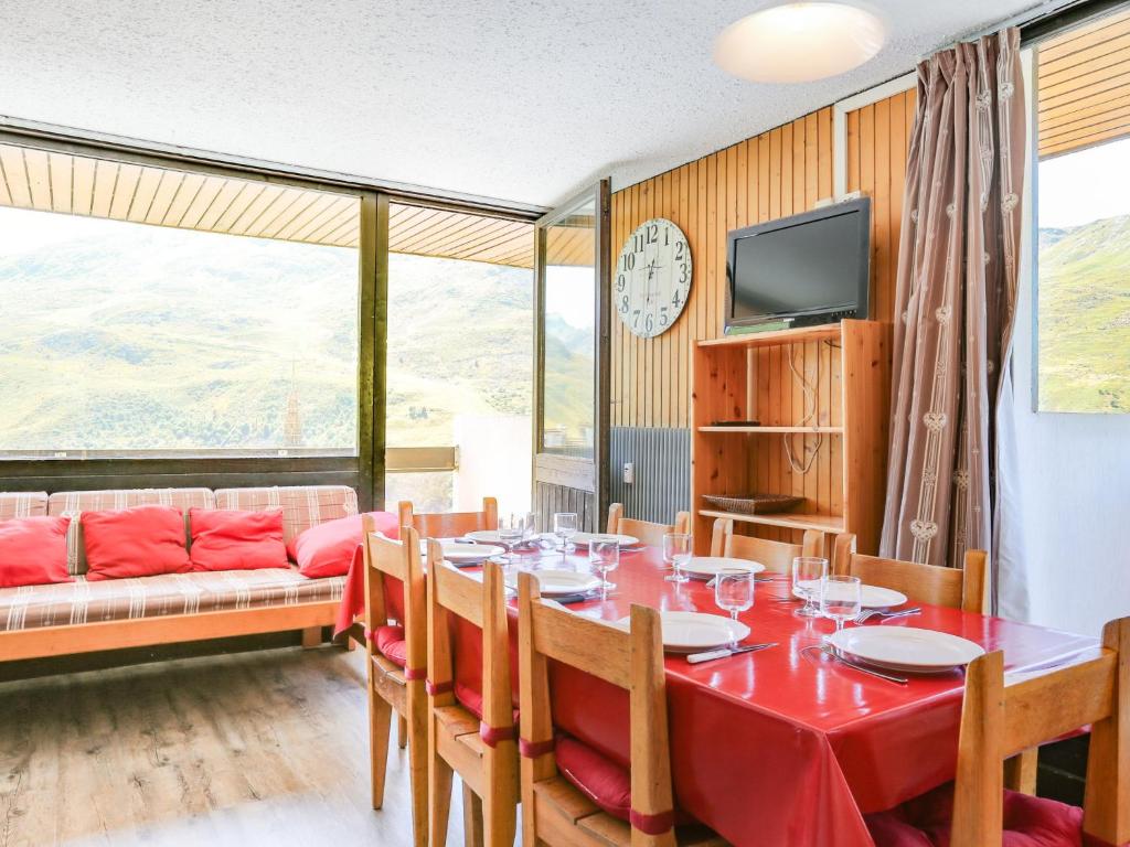 une salle à manger avec une table et un canapé dans l'établissement Apartment Pelvoux 101 by Interhome, aux Menuires