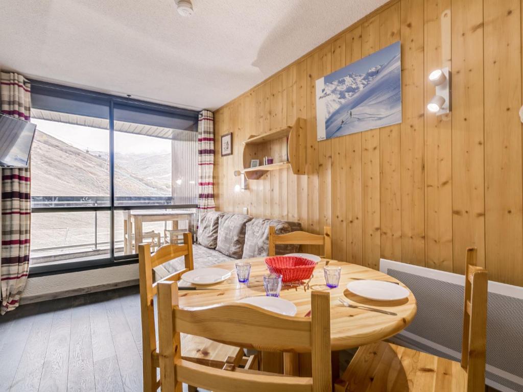 une salle à manger avec une table, des chaises et un canapé dans l'établissement Apartment Soldanelles 413 B by Interhome, aux Menuires