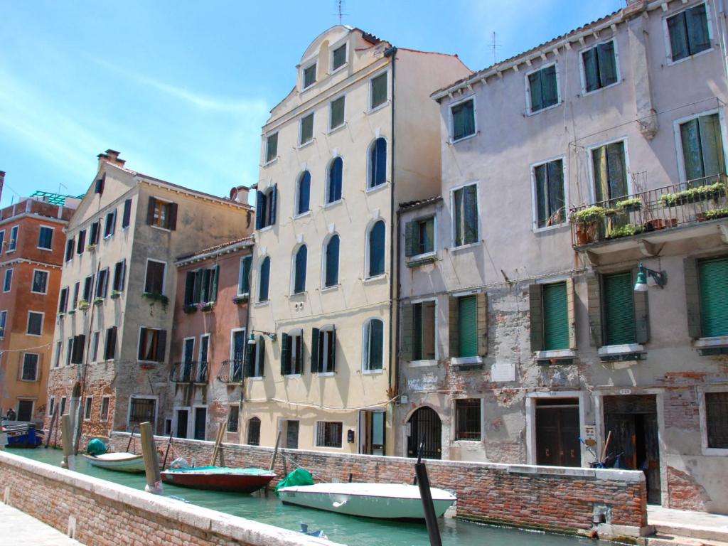 un groupe de bâtiments et de bateaux dans un canal dans l'établissement Apartment Casa San Vio by Interhome, à Venise