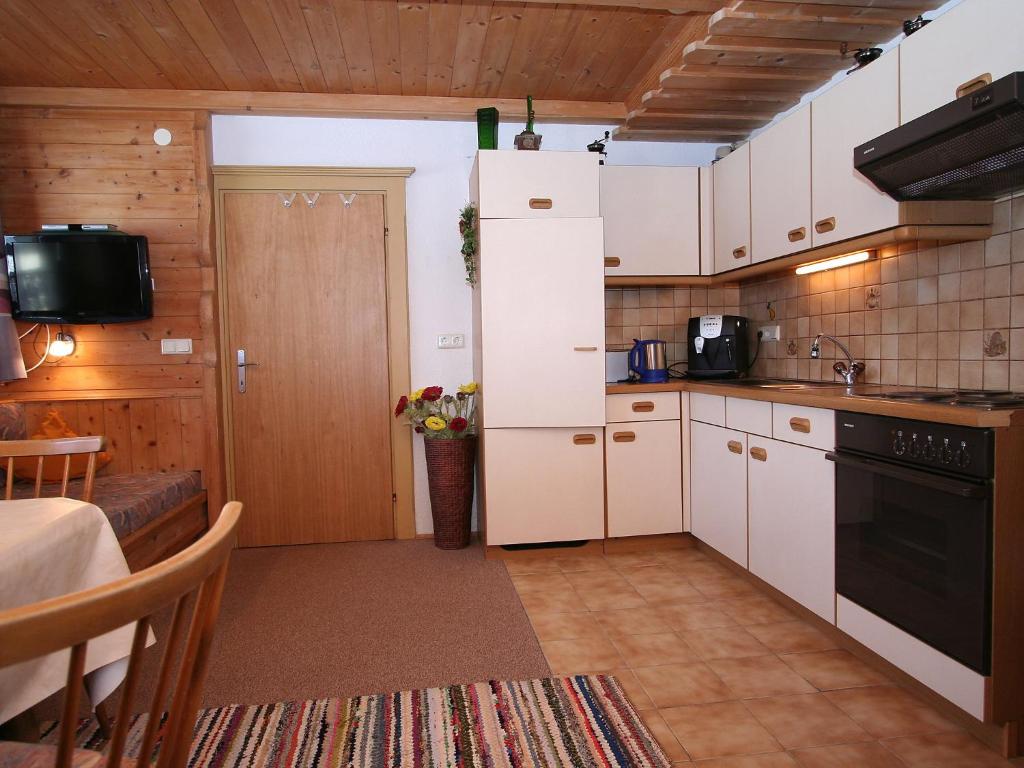 Kuchyňa alebo kuchynka v ubytovaní Apartment Annelies-1 by Interhome