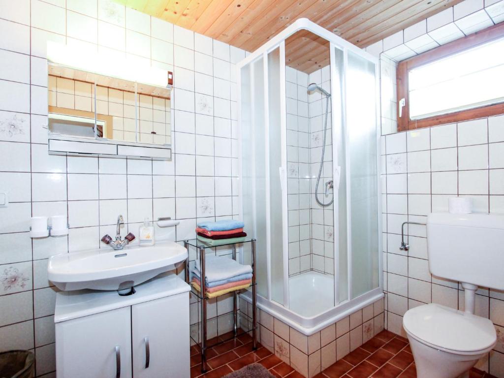 Kúpeľňa v ubytovaní Apartment Annelies-1 by Interhome