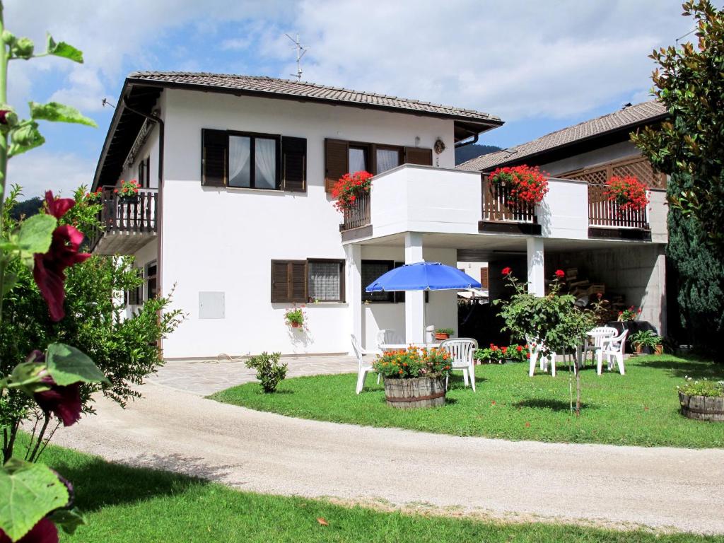 eine Villa mit einem Garten und einem Haus in der Unterkunft Apartment Martinelli by Interhome in Calceranica al Lago