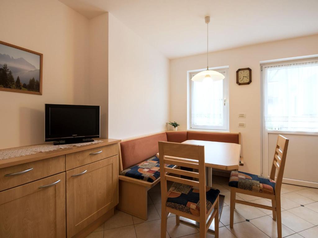 Televízia a/alebo spoločenská miestnosť v ubytovaní Apartment Ornella-1 by Interhome
