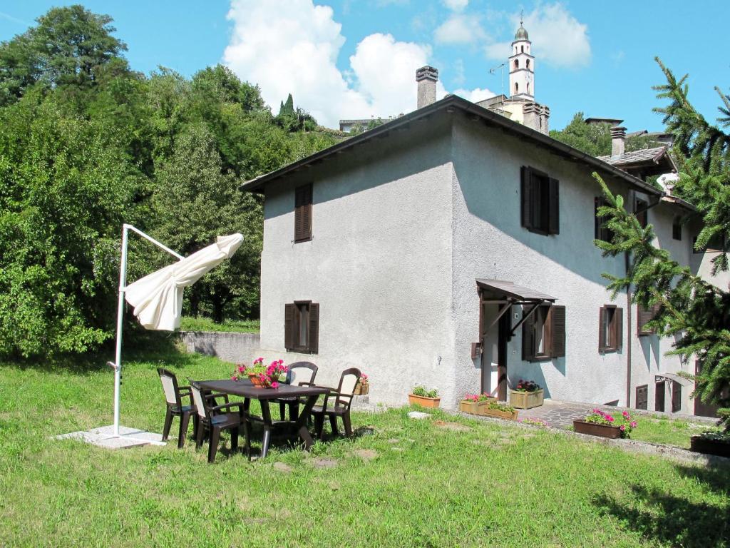 a table and chairs in front of a building at Holiday Home Casa al Mulino by Interhome in Calceranica al Lago