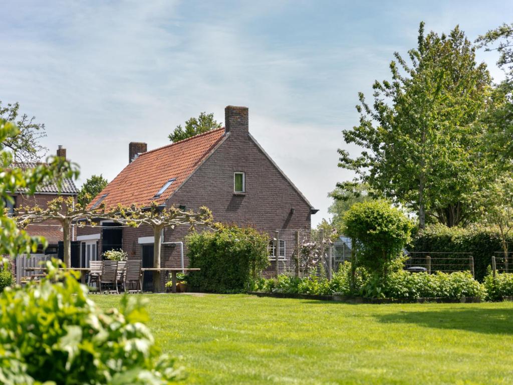 duży dom z ogródkiem z trawą w obiekcie Holiday Home Sint Kruis by Interhome w mieście Sint Kruis