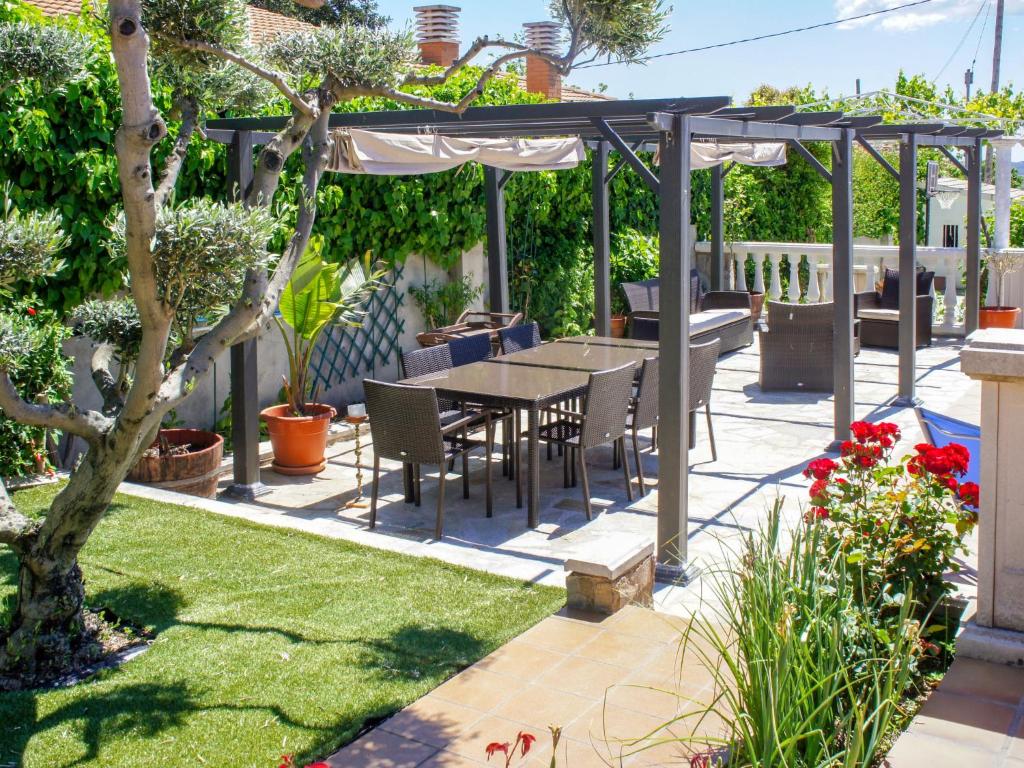 A garden outside Holiday Home Papagayo by Interhome