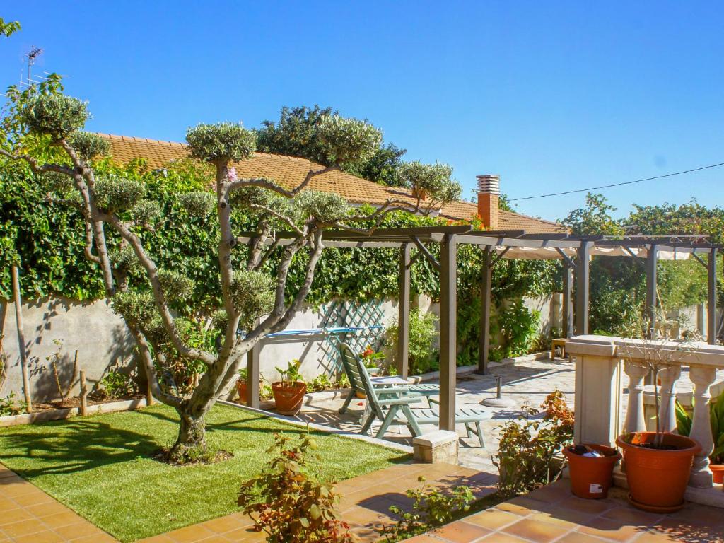 A garden outside Holiday Home Papagayo by Interhome