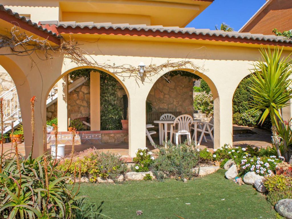 A garden outside Holiday Home Papagayo by Interhome
