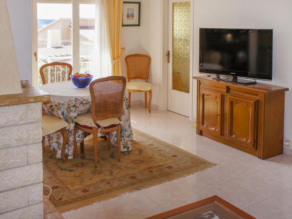 A television and/or entertainment centre at Holiday Home Papagayo by Interhome
