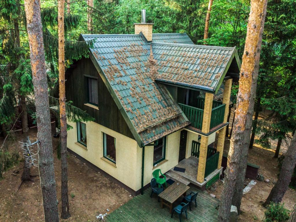 eine Luftansicht eines Hauses im Wald in der Unterkunft Holiday Home Gwiezdna by Interhome in Walne