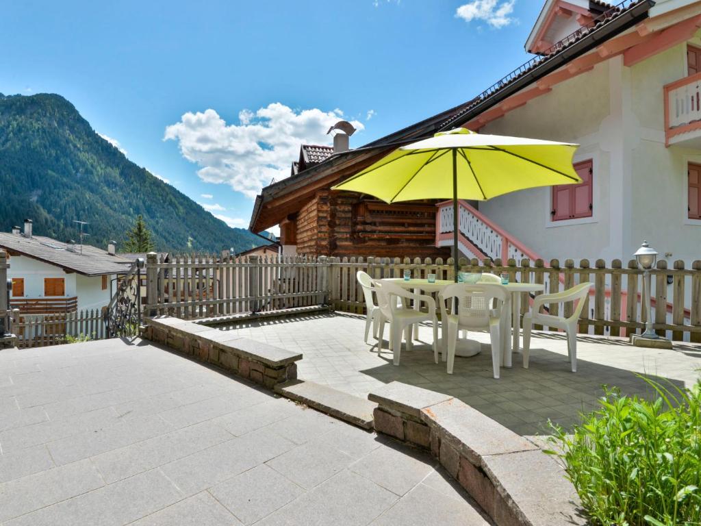 patio ze stołem i żółtym parasolem w obiekcie Apartment Cecilia-5 by Interhome w mieście Campitello