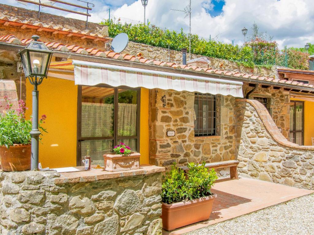 una casa in pietra con una panchina davanti di Holiday Home La Fornace-1 by Interhome a Il Molinaccio