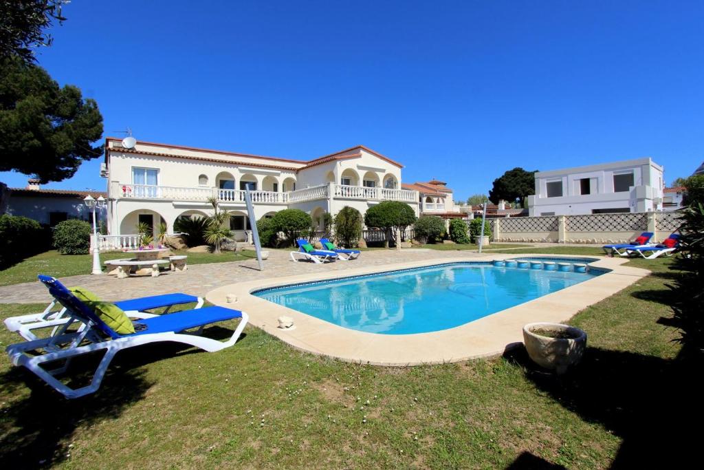 una grande casa con piscina nel cortile di LEON INMO Apartment Celine - 10413 a Empuriabrava