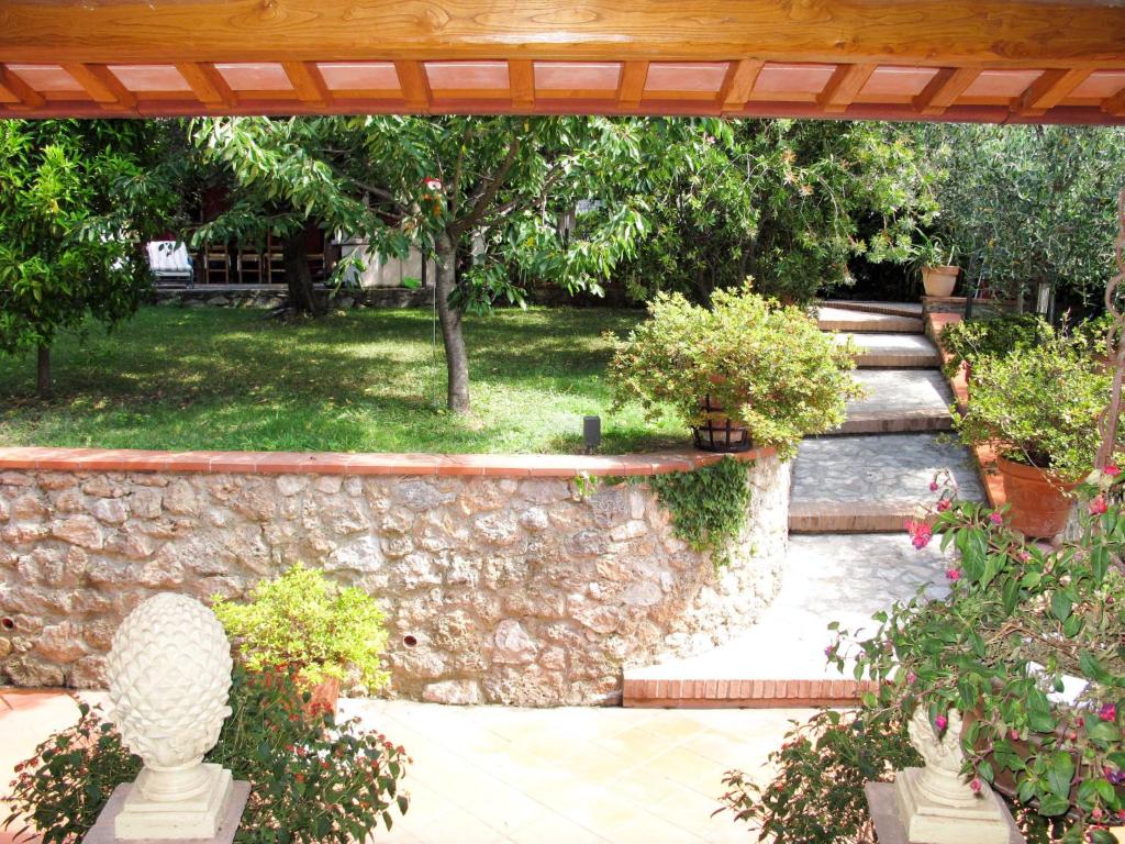 Vonkajšia záhrada v ubytovaní Villa Capo Corso by Interhome