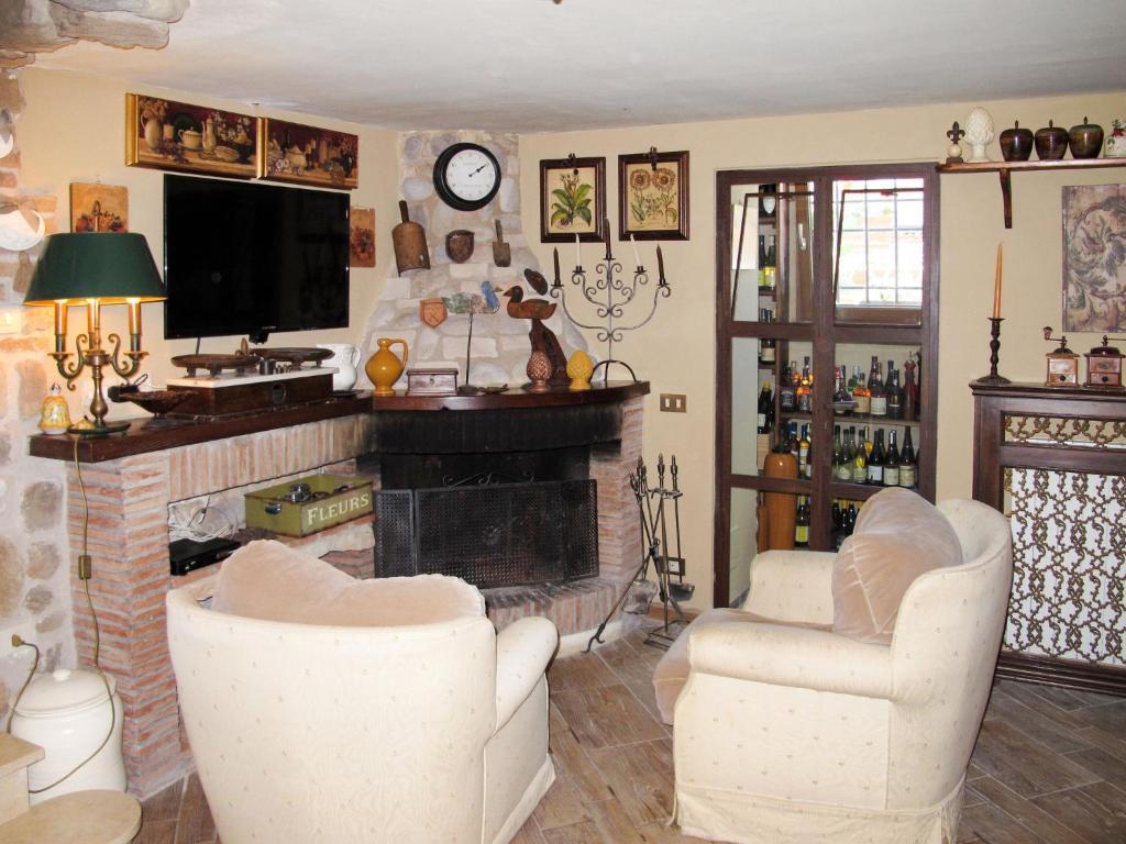 Televízia a/alebo spoločenská miestnosť v ubytovaní Villa Capo Corso by Interhome
