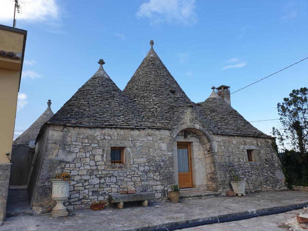 una antigua casa de piedra con techo en Tenuta Tinelli Sonia, en Noci