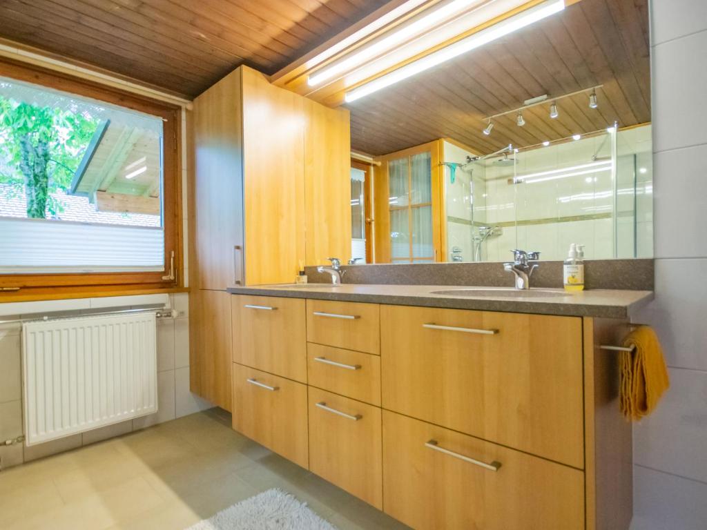 Koupelna v ubytování Chalet The Schatzie by Interhome