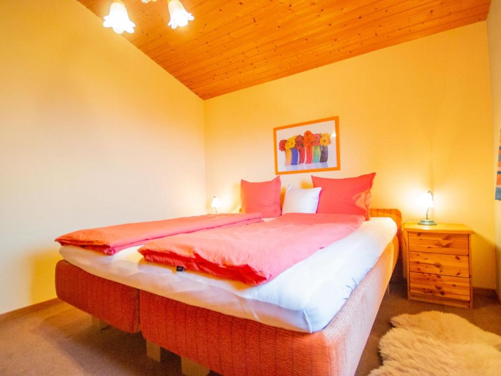 Postel nebo postele na pokoji v ubytování Chalet The Schatzie by Interhome