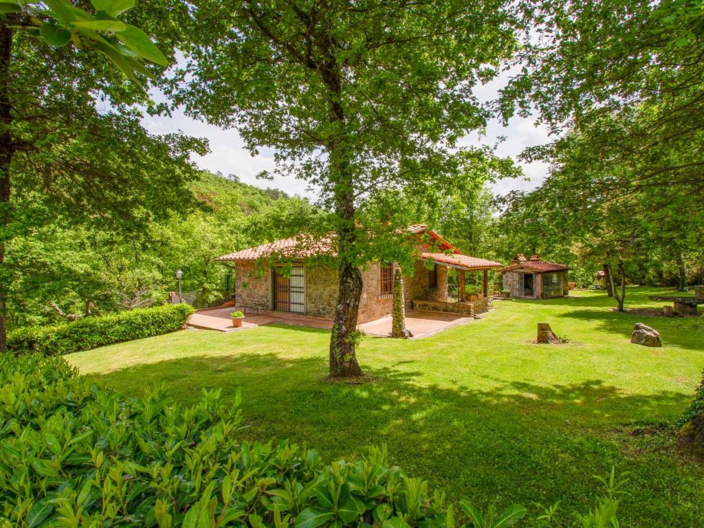 Il MolinaccioにあるHoliday Home La Fornace-2 by Interhomeの緑の庭の中の家