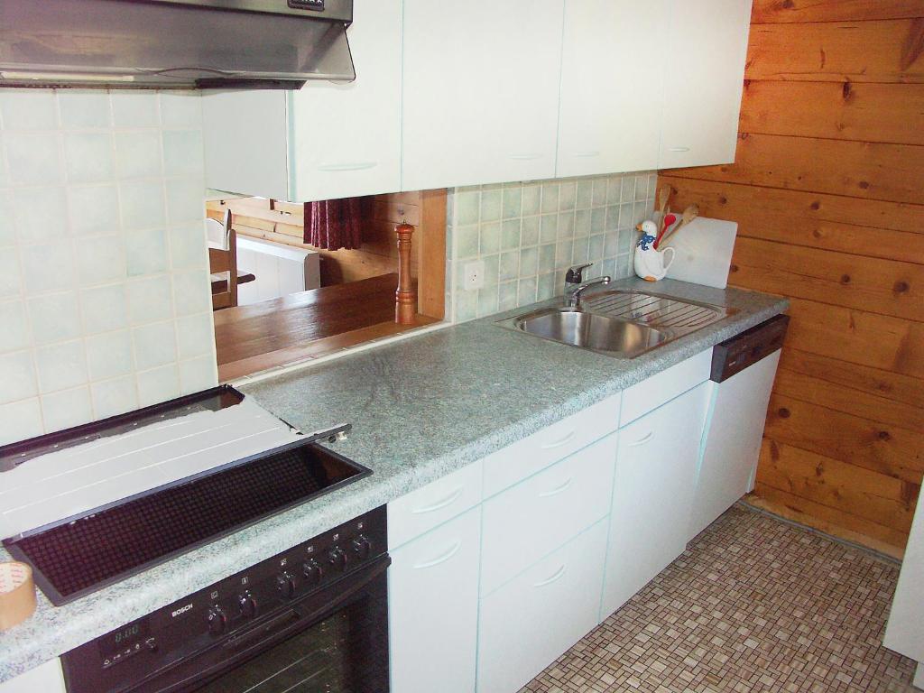 Kuchyň nebo kuchyňský kout v ubytování Chalet Clarine by Interhome