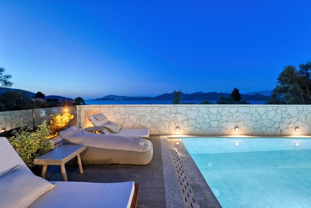 Basen w obiekcie White Rock Villas Nikiana lub w pobliżu