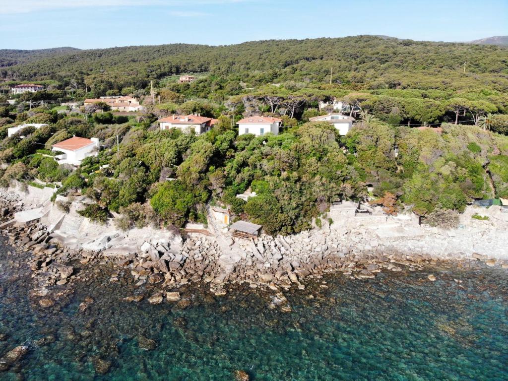 uma vista aérea de uma ilha com casas e água em Holiday Home Nella by Interhome em Case Fortullino